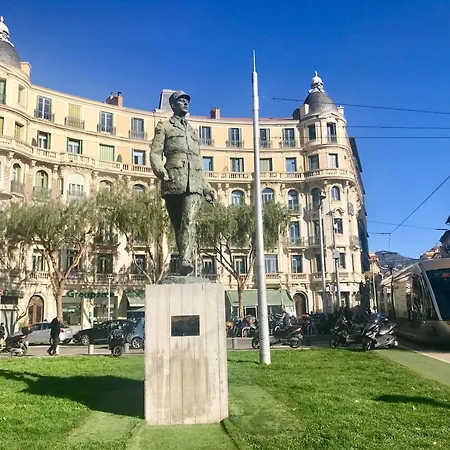 Proche De Liberation Avec Balcon Ensoleille Ницца