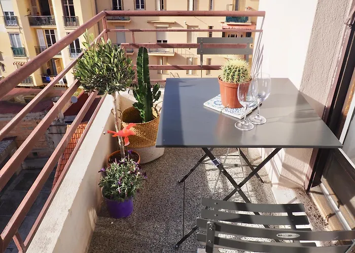 Proche De Liberation Avec Balcon Ensoleille