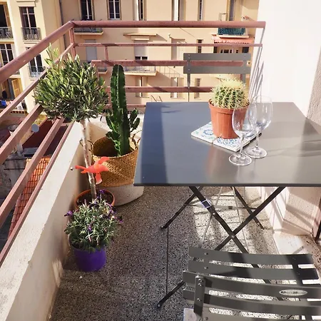 Proche De Libération Avec Balcon Ensoleillé