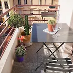 Proche De Liberation Avec Balcon Ensoleille