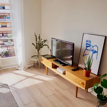 Proche De Liberation Avec Balcon Ensoleille 아파트